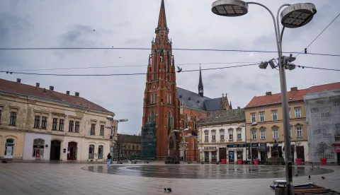 Osijek, 27. 3. 2026., Slobodnjaciki&scaron;a; hladno vrijeme; zahlađenje; Trg Ante Starčevića; prazan trg; vremenska prognoza; proljeće; promjenjivo vrijeme