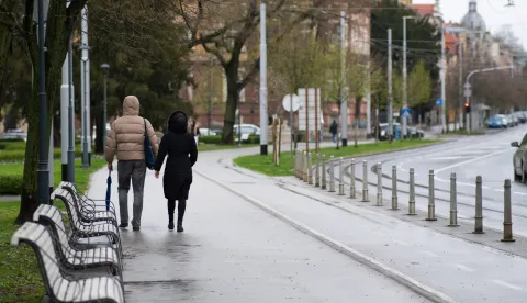 Osijek, 27. 3. 2026., Slobodnjaciki&scaron;a; hladno vrijeme; zahlađenje; Sakuntala; prolaznici; vremenska prognoza; proljeće; promjenjivo vrijeme