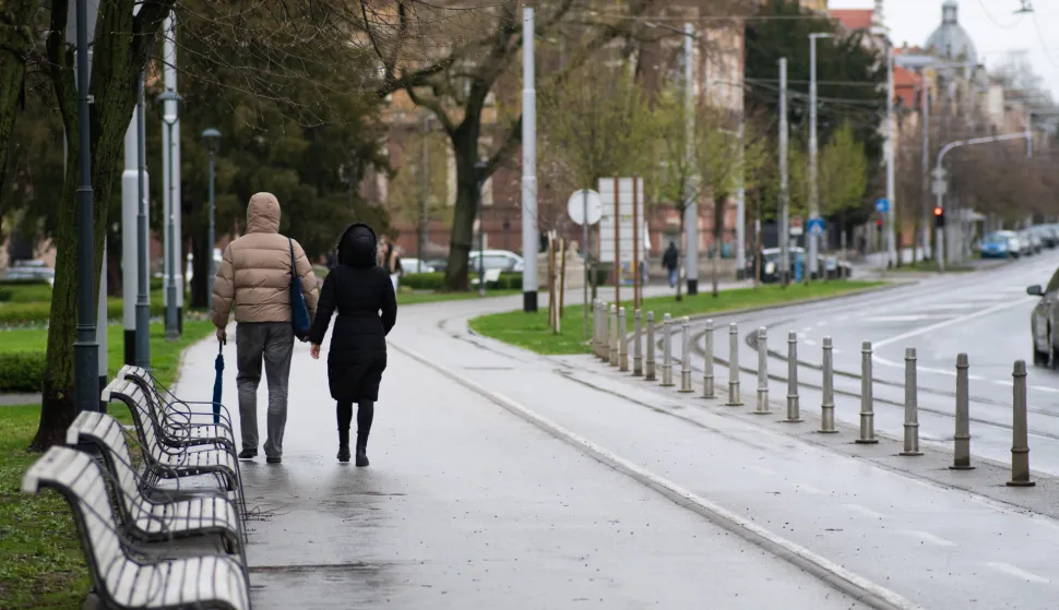 Osijek, 27. 3. 2026., Slobodnjaciki&scaron;a; hladno vrijeme; zahlađenje; Sakuntala; prolaznici; vremenska prognoza; proljeće; promjenjivo vrijeme