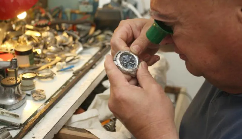 27.06.2013., Kastel Sucurac - Zeljko Ljubenkov, posljednji kastelanski urar u svojoj radnji u Kastel Sucurcu. Photo: Ivo Cagalj/PIXSELL------dva stupca novosti