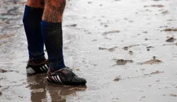 RIJEKA,08.05.2010., IGRALI&Scaron;TE NA RUJEVICI, ILUSTRACIJA NOGOMET, BLATO, KI&Scaron;A, KAMO IDE HRVATSKI NOGOMET, CRNI DANI HRVATSKE NOGOMETNE LIGE, LO&Scaron; TEREN, SNIMIO DAMIR ZAMAKLAR