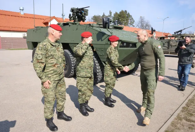 Potpredsjednik Vlade i ministar obrane Ivan Anu&scaron;ić boravi u posjetu hrvatskim vojnicima koji su razmje&scaron;teni u NATO-ovoj aktivnosti prednjih kopnenih snaga u Poljskoj, u vojarni Bemowo Piskie Training Area. Sutra će posjetiti i na&scaron;e vojnike u hrvatskom kontingentu u Litvi. 