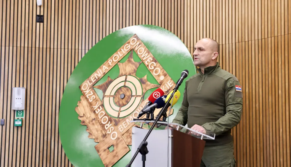 Potpredsjednik Vlade i ministar obrane Ivan Anu&scaron;ić boravi u posjetu hrvatskim vojnicima koji su razmje&scaron;teni u NATO-ovoj aktivnosti prednjih kopnenih snaga u Poljskoj, u vojarni Bemowo Piskie Training Area. Sutra će posjetiti i na&scaron;e vojnike u hrvatskom kontingentu u Litvi. 