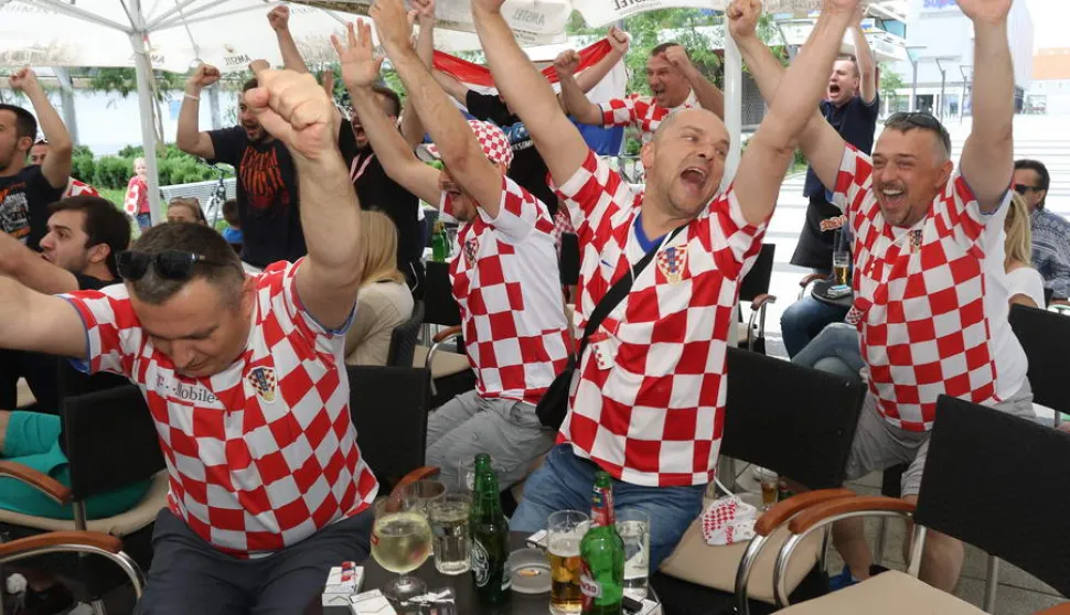 OSIJEK, 12. 06. 2016, EUROPSKO NOGOMETNO PRVENSTVO, 2016, NOGOMET, UTAKMICA, HRVATSKA - TURSAK. NAVIJAĆI, KAFIĆI, KARUSEL...snimio GOJKO MITIĆ