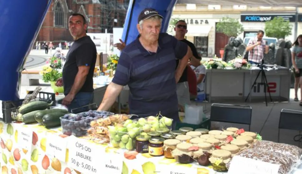 Osijek, 28.06.2017. - Sajam braniteljskih zadruga na trgu A.StarcevicaFoto: Zeljko Sepic