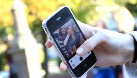 07.11.2015., Sibenik - U parku Roberta Visijanija, pored gradske knjiznice susrelo se nekoliko desetaka obozavatelja s youtuberima koje prate. Druzenje su iskoristili za snimanje selfija, podjelu esence paketa i savjete koje su dobili od gostiju. Photo: Dusko Jaramaz/PIXSELL------2 stupca colornovosti