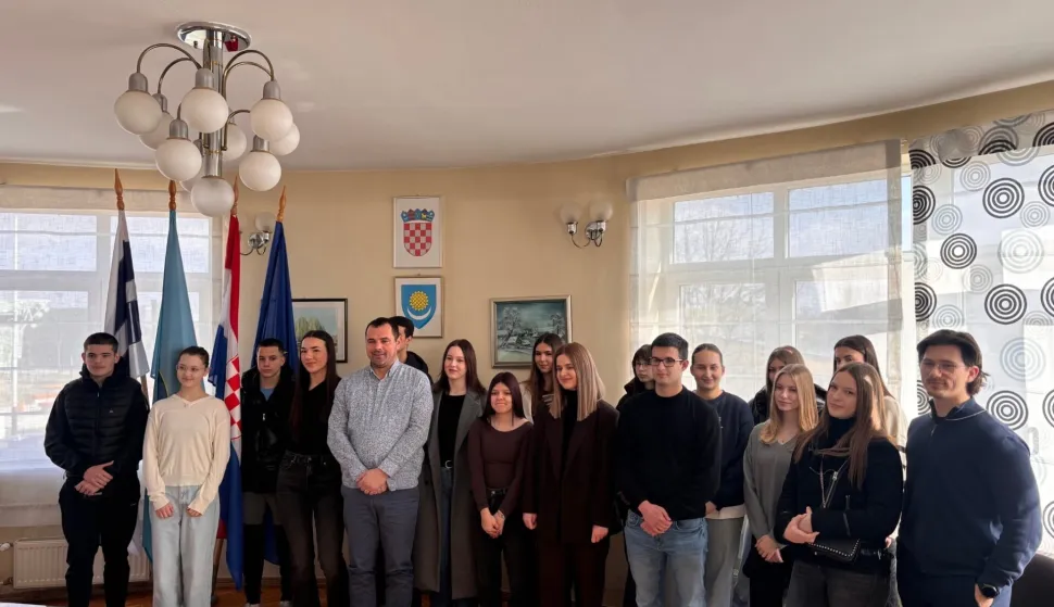 Općina Čepin i ove akademske i &scaron;kolske godine podupire &scaron;kolovanje mladih, a Povjerenstvo za dodjelu stipendija Općine Čepin, u sastavu Matija Krnić, Lidija Tolj i Željko Mamić, utvrdilo je konačnu listu kandidata za stipendije.Općina je, kaže načelnik Dražen Tonkovac, nastojala objediniti &scaron;irok spektar onih kojima se pomaže, a nakon natječaja utvrđeno je da sedam kandidata dobiva stipendije za srednjo&scaron;kolsko obrazovanje. S liste kandidata za dodjelu stipendija studentima pet kandidata ostvaruje pravo, s liste kandidata za dodjelu stipendija učenicima srednjih &scaron;kola i studentima sporta&scaron;ima pravo na stipendiju ostvaruje jedan kandidat.Ove godine stipendije će dobiti i deset učenika srednjih &scaron;kola koji se obrazuju za deficitarna zanimanja, dok će s liste kandidata za dodjelu stipendija studentima koji se obrazuju za deficitarna zanimanja općinsku stipendiju dobiti tri kandidata. Općina će dodijeliti i pet studentskih stipendija onima koji se obrazuju za zanimanja iz STEM područja. Stipendija je namijenjena i jednom učeniku slabijeg socijalnog statusa, a također i jedna stipendija ide studentu slabijeg socijalnog statusa. Za dodjelu stipendija učenicima i studentima invalidima nije bilo prijava.Tonkovac navodi da se za &scaron;kolsku/akademsku godinu 2025./2026. ponavlja natječaj za dodjelu jo&scaron; 16 stipendija, i to: jedna stipendija učenicima srednjih &scaron;kola, 4 stipendije studentima, jedna stipendija učenicima srednjih &scaron;kola i studentima sporta&scaron;ima, 2 stipendije učenicima srednjih &scaron;kola i studentima invalidima, 5 stipendija učenicima srednjih &scaron;kola koji se obrazuju za deficitarna zanimanja, jedna stipendija učenicima slabijeg socijalnog statusa i 2 stipendije studentima slabijeg socijalnog statusa. Visina mjesečne stipendije za učenike iznosi 110 eura, za studente iznosi 150 eura, za sporta&scaron;e iznosi 150 eura, za invalide 150 eura, učenike srednjih &scaron;kola koji se obrazuju za deficitarna zanimanja 110 eura, za učenike slabijeg socijalnog statusa 110 eura i za studente slabijeg socijalnog statusa 150 eura.