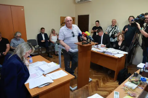 26.05.2025. Vinkovci - Na Op?inskom sudu u Vinkovcima nastavlja se su?enje biv?em ministru Mariju Bano?i?u zbog prometne nesre?e u kojoj je poginuo Goran ?ari? iz Vinkovaca. Na raspravu danas sti?e jedini svjedok nesre?e, voza? kamiona?Mirko??ali?. Photo: Davor Javorovic/PIXSELL