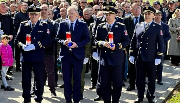 Zagreb, 30.03.2024. - Povodom 33. godi&scaron;njice pogibije prvog hrvatskog redarstvenika Josipa Jovića, potpredsjednik Vlade Davor Božinović posjetio je u subotu u Aržanu njegovu obitelj i položio vijenac na njegov grob poručiv&scaron;i kako je Jovićeva i žrtve svih branitelja duboko urezana u memoriju hrvatskih ljudi.foto HINA/ MUP/ ml