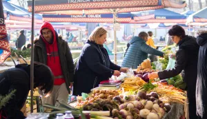 Osijek, 28. 2. 2026., Tržnica Osijek, sugovornica koja nije htjela otkriti imestanje, ponuda, atmosfera, pričetržnica; ponuda; voće; povrće; cvijeće; kupci; kupovina; namirnice; nabavka; hrana; prodavači; 