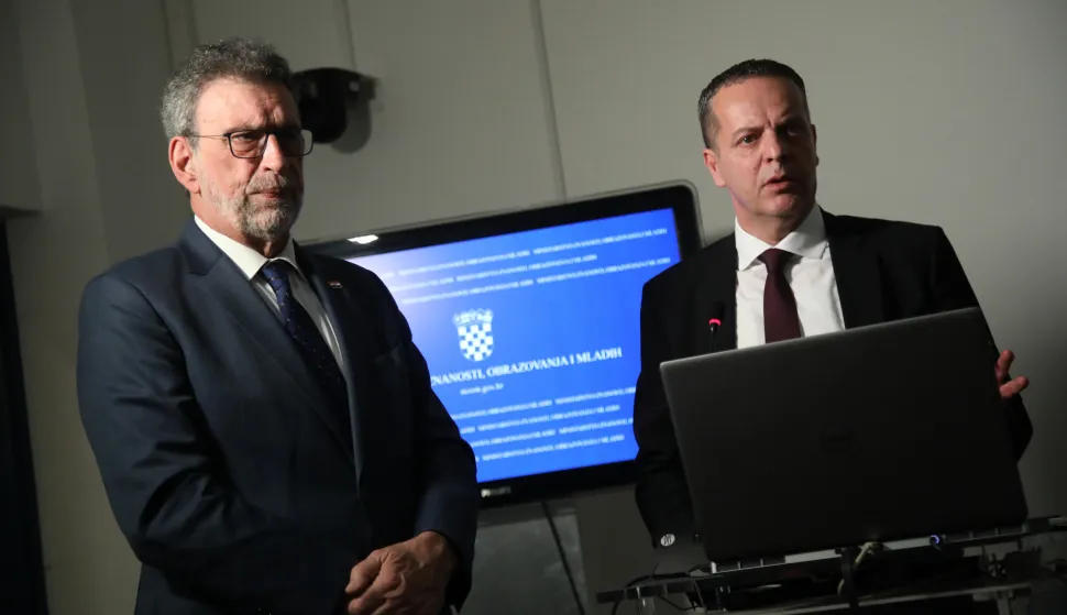 Zagreb, 30.03.2026 - Predstavljanje Prijedloga uredbe o izmjenama i dopuni Uredbe o kriterijima i mjerilima za utvrđivanje iznosa sredstava za fiskalnu održivost dječjih vrtića. Na fotografiji ministar znanosti, obrazovanja i mladih Radovan Fuchs i državni tajnik Stipe Mamić. foto HINA/ Denis CERIĆ /dc