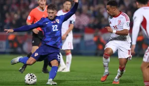 Varaždin, 12.10.2025 - Utakmica kvalifikacija za Svjetsko nogometno prvenstvo 2026., Hrvatska - Gibraltar. Na slici Marco Pa&scaron;alić, Carlos Richards.foto HINA/ Damir SENČAR/ ds