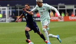 France forward #22 Hugo Ekitike fights for the ball with Brazil's forward #07 Matheus Cunha during a friendly football match between Brazil and France at Gillette Stadium in Foxborough, Massachusetts, on March 26, 2026. (Photo by FRANCK FIFE/AFP)