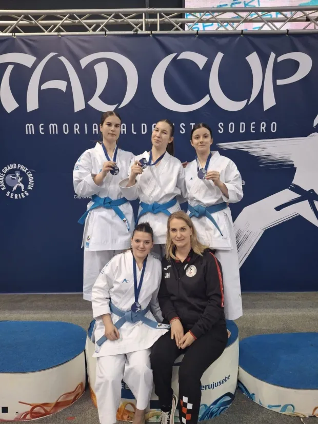 Članice Karate Akademije Osijek s trenericom Jasminom Horvatović