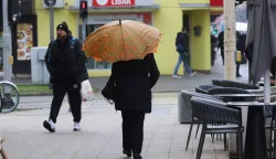 Osijek, 28. 01. 2026, Županijska ulica. &Scaron;etači. Slijedećih dana vrieme bi moglo biti ki&scaron;ovito, dana&scaron;nja prijepodnevna slaba ki&scaron;ica. Vrijekem, prognoza, ki&scaron;ica, slobodnjak, ilustracja.snimio GOJKO MITIĆ