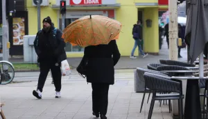 Osijek, 28. 01. 2026, Županijska ulica. &Scaron;etači. Slijedećih dana vrieme bi moglo biti ki&scaron;ovito, dana&scaron;nja prijepodnevna slaba ki&scaron;ica. Vrijekem, prognoza, ki&scaron;ica, slobodnjak, ilustracja.snimio GOJKO MITIĆ