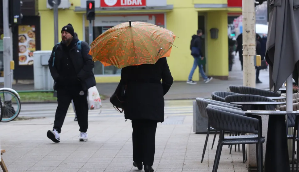 Osijek, 28. 01. 2026, Županijska ulica. &Scaron;etači. Slijedećih dana vrieme bi moglo biti ki&scaron;ovito, dana&scaron;nja prijepodnevna slaba ki&scaron;ica. Vrijekem, prognoza, ki&scaron;ica, slobodnjak, ilustracja.snimio GOJKO MITIĆ