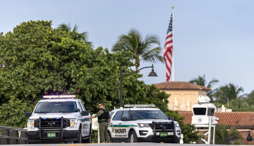 epa11608834 Police officers guard the entrance of Former President Donald Trump's Mar a Lago club in West Palm Beach, Florida, USA, 16 September 2024. According to the FBI, they are following an investigation of what appears to be an attempted assassination of former president Donald Trump. Palm Beach County Sheriff Ric Bradshaw said the US Secret Service agents found a man pointing an AK-style rifle with a scope into the club as Trump was on the course. EPA/CRISTOBAL HERRERA-ULASHKEVICH