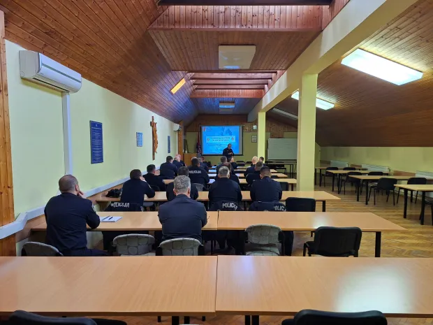 U prostorijama Policijske uprave osječko-baranjske jučer je održano edukativno predavanje i prezentacija intervencije na električnim i hibridnim vozilima kao rezultat međuresorne suradnje između Hrvatske vatrogasne zajednice i Ravnateljstva policije.