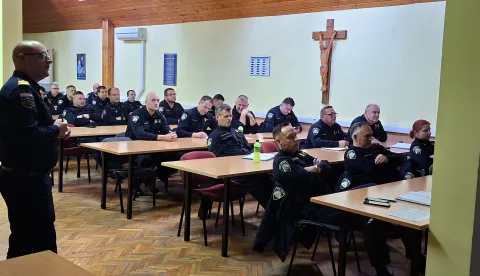 U prostorijama Policijske uprave osječko-baranjske jučer je održano edukativno predavanje i prezentacija intervencije na električnim i hibridnim vozilima kao rezultat međuresorne suradnje između Hrvatske vatrogasne zajednice i Ravnateljstva policije.