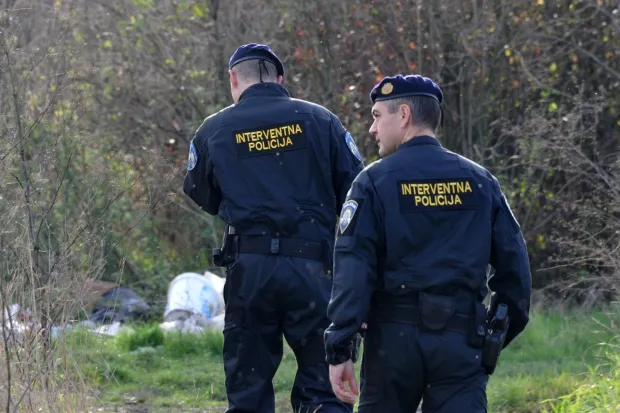 crna...vinkovci; suma ljeskovac...08.11.2013.danas se u pretragu terena za 05.11.2013. nestalim ivanom magdic ukljucila i interventana jedinica policije pu vukovarsko srijemske; pretraga obuhvaca sumu ljeskovac, te nekoliko napustenih objekata, od kojih je najveci nekadasnja farma ljeskovac...foto gordan panic