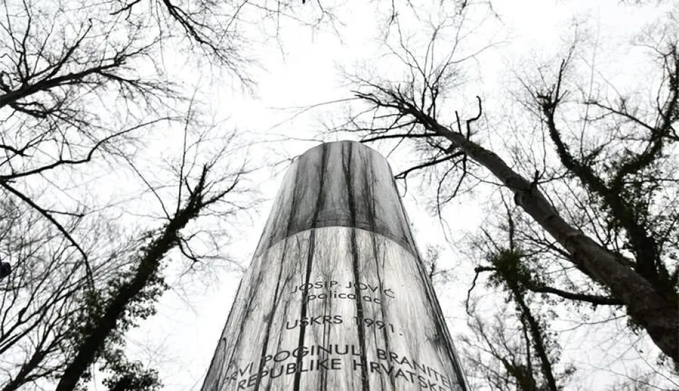 PLITVICE, 31. ožujka 2026. (Hina) - Obilježavanje 35. godi&scaron;njice akcije "Plitvice" i pogibije prve žrtve Domovinskog rata, redarstvenika Josipa Jovića, koji je život izgubio na Uskrs, 31. ožujka 1991., počelo je u utorak prijepodne polaganjem vijenaca i paljenjem svijeća kod spomen obilježja Joviću.