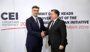 Zagreb, 03.12.2018 - Predsjednik Vlade Andrej Plenković tijekom dočeka efova delegacija u hotelu Esplanade u Zagrebu pred početak sastanka na vrhu članica Srednjoeuropske inicijative (SEI). Na slici predsjednik Vlade Andrej Plenković i ministar vanjskih poslova BiH Josip Brkić.foto HINA/ Damir SENČAR/ ds