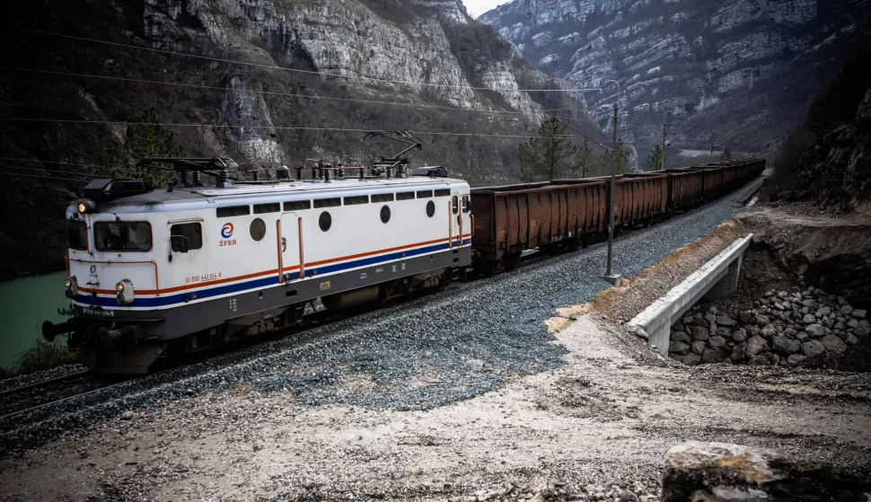 30.01.2025 Jablanica: Nakon uspjesno zavrsene testne faze i tehnickog prijema, Federalno ministarstvo prostornog uredenja izdalo je dozvolu za upotrebu pruge dana 30.01.2025. godine. Time su ispunjeni svi uvjeti za ponovno pokretanje teretnog i putnickog prometa na relaciji Sarajevo&ndash;Capljina i dalje prema Plocama. Od danas u promet su prvo uvedeni teretni vozovi, a uspostava putnickog prometa na relaciji Sarajevo &ndash; Capljina &ndash; Ploce planirana je za 10.02.2025. godine. Photo: Denis Kapetanovic/PIXSELL