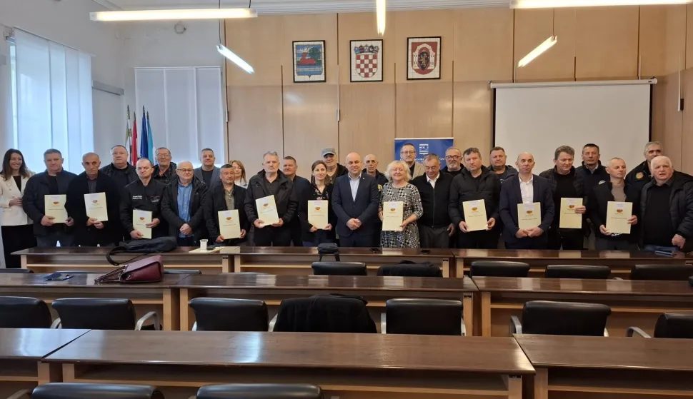 VUKOVARŽupan vukovarsko-srijemski Ivan Bosančić uručio je u Palači Srijem ugovore o dodjeli financijskih sredstava predstavnicima braniteljskih i stradalničkih udruga proisteklih iz Domovinskog rata s područja Vukovarsko-srijemske županijeOŽUJAK 2026.