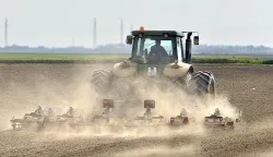 Osijek, 25. 03. 2026., traktor; sjetva; oranje; plavi dizel; poljoprivreda; energetska kriza; gorivo; nesta&scaron;ica; slobodnjak, slobodnjaci SNIMIO BRUNO JOBST
