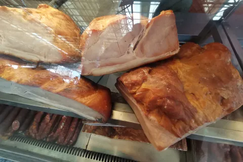 Osijek, 28. 03. 2024, Glavna trznica na Gajevom trgu. Uskrsnja ponuda na trznici, luk, rotkvice, salata, ukrasi, cvijece, meso, sir, orasasti plodovi, sunka, riba....snimio GOJKO MITIĆ