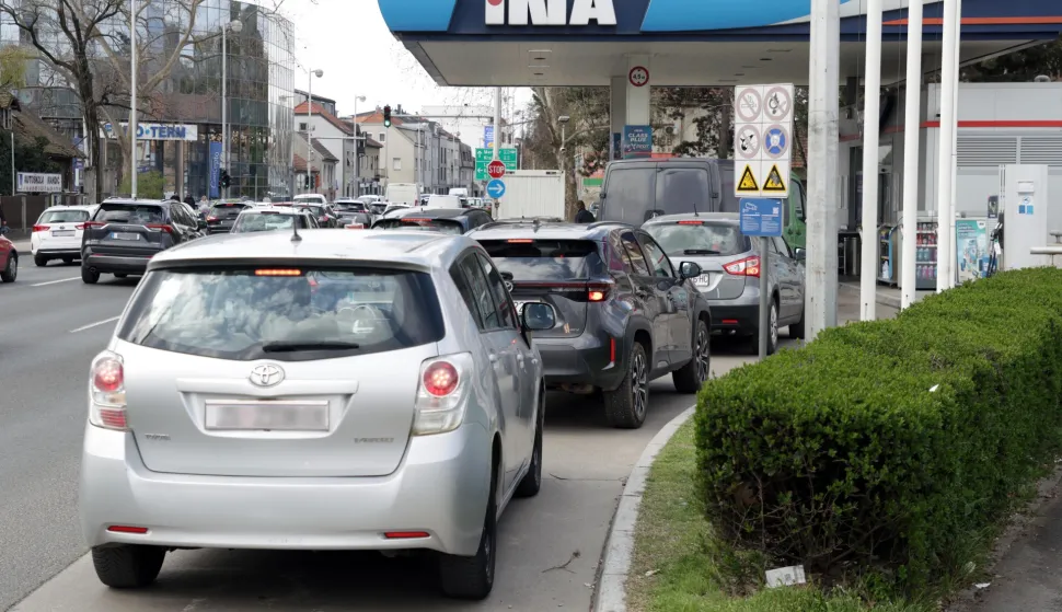 Zagreb, 23.3.2026.- Redovi na benzinskim crpkama zbog najavljenog sutra?njeg poskupljenje goriva. foto HINA/ Admir BULJUBA?I?/ ua