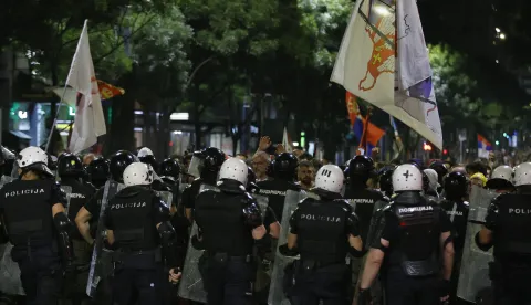 Beograd, 28.6.2025.- Vi?e prosvjednika i policajaca ozlije?eno je u subotu u nave?er nakon ?to je policija intervenirala poslije slu?benog zavr?etka masovnog studentskog prosvjeda u sredi?tu Beograda s kojeg je ponovljen zahtjev za raspisivanje prijevremenih izbora. foto HINA/ TANJUG/ MARKO ?OKOVI?/ ua