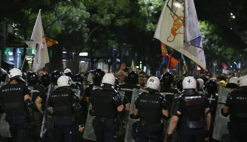 Beograd, 28.6.2025.- Vi?e prosvjednika i policajaca ozlije?eno je u subotu u nave?er nakon ?to je policija intervenirala poslije slu?benog zavr?etka masovnog studentskog prosvjeda u sredi?tu Beograda s kojeg je ponovljen zahtjev za raspisivanje prijevremenih izbora. foto HINA/ TANJUG/ MARKO ?OKOVI?/ ua
