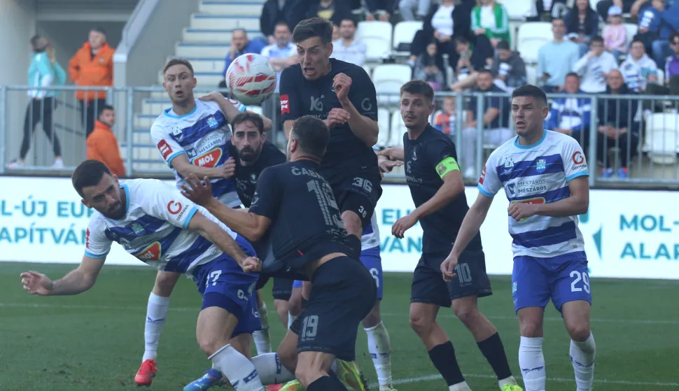 Osijek 14. 03. 2026, Opus Arena, nogomet, Osijek - Gorica, SuperSport HNL 25/26. Arnel Jakupović (17) i Fran Karačić (29).snimio GOJKO MITIĆ