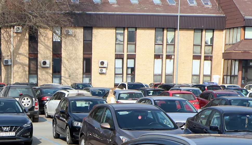 Besplatan parking u Đakovu donio gužve: Građani zauzimaju mjesta satima, izmjena gotovo nema