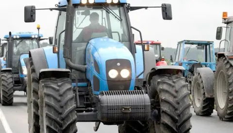 Nova Gradika, 08.02.2012 - Arhivska fotografija od dana 21.06.2010. godine prikazuje mirni prosvjed seljaka u traktorima uz vinkovačku junu obilaznicu te u Bonjacima na upanjskom području i Ilači uz dravnu cestu Vinkovci-Tovarnik. Prosvjedi seljačkih udruga počet će sutra, u četvrtak 9. veljače, u 12 sati u gotovo svim kontinentalnim upanija bez blokiranja prometa, a povod za prosvjede je ignoriranje seljačkih zahtjeva upućenih Vladi kojima se trae isplata prologodinjih poticaja i razgovori o najavljenom smanjenju dijela proračuna namijenjenog poljoprivredi, istaknuli su predstavnici Stoera za obranu poljoprivrede nakon dananjeg sastanka u Novoj Gradiki. foto FaH/ t