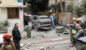 TOPSHOT - Israeli security forces and first responders work at the site of an impact in a residential neighbourhood of Tel Aviv following an Iranian strike on April 1, 2026. The Israeli military said its air defences responded to a missile attack from Iran on April 1, with warning sirens activated across central Israel. (Photo by Jack GUEZ/AFP)/