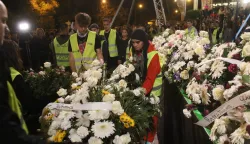 Beograd/ Novi Sad, 01.11.2025 - Tisu?e ljudi u Novom Sadu 16-minutnom ?utnjom odalo je u no?i s petka na subotu po?ast ?rtvama tragedije na novosadskom ?eljezni?kom kolodvoru uo?i velikog skupa kojim ?e biti komemorirana obljetnica pogibije 16 ljudi u padu nadstre?nice 1. studenog pro?le godine na prethodno renoviranoj zgradi kolodvora. foto HINA/ FoNet/Zoran MR?A/ ik