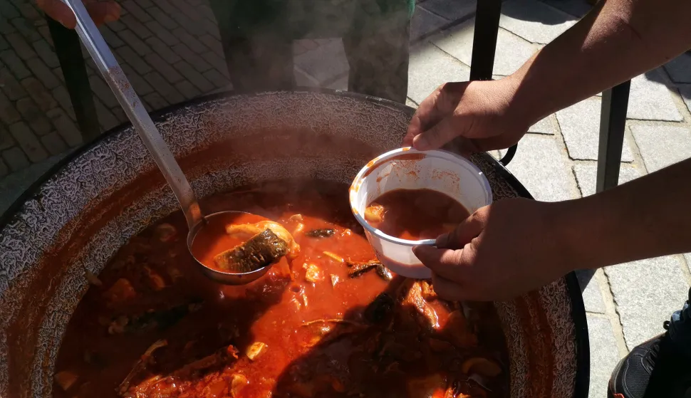 Osijek, 29. 03. 2024, Tvrdja, Trg Sv. Trojstva tradicionalna podjela fisa na Veliki petak, gradjanima. Anusic, Radic, Lukic....snimio GOJKO MITIĆ