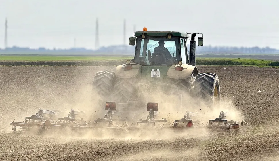 Osijek, 25. 03. 2026., traktor; sjetva; oranje; plavi dizel; poljoprivreda; energetska kriza; gorivo; nesta&scaron;ica; slobodnjak, slobodnjaci SNIMIO BRUNO JOBST