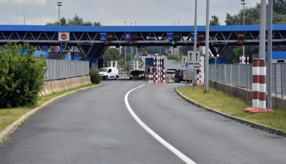 04.08.2020., Stara Gradiska - Velika zapljena cigareta na granicnom prijelazu u Staroj Gradiski. Pronadjeno je preko 160 tisuca kutija u kamionu BiH oznaka. Kamion je prevozio brikete bukve, a medju kutijama s briketom bile su skrivene i velike kartonske kutije s cigaretama, cija se vrijednost procjenjuje na oko 3,2 milijuna kuna. Photo: Ivica Galovic/PIXSELL