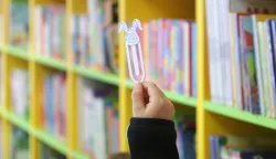 Osijek, 02. 04. 2026., Knjižnica Jug 2, Potraga za bijelim zecom, bijeli zec, djeca, Roko - pobjednik; ruka pobjednika SNIMIO BRUNO JOBST