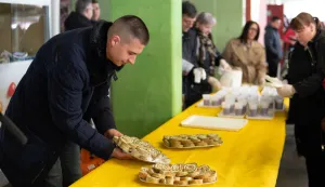 Osijek, 2. 4. 2026., TržnicaTržnica; ponuda; kupovina; voće; povrće; kupci; potro&scaron;ači; namirnice; nabavka; cijene; biljke