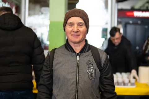 Osijek, 2. 4. 2026., TržnicaTržnica; ponuda; kupovina; voće; povrće; kupci; potro&scaron;ači; namirnice; nabavka; cijene; biljkeKupac Milorad