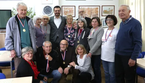 Osijek,02. 04. 2026, Županisjka 11. Dnevni boravak za umirovljenike. Sportsko - rekreativni turnir Udruge aktivnih umirovljenika Osijek. Posjetio ih je Dragan Vulin i dodjelio medalje sudionicim turnira. Dragan Vulin i pobjednici.snimio GOJKO MITIĆ