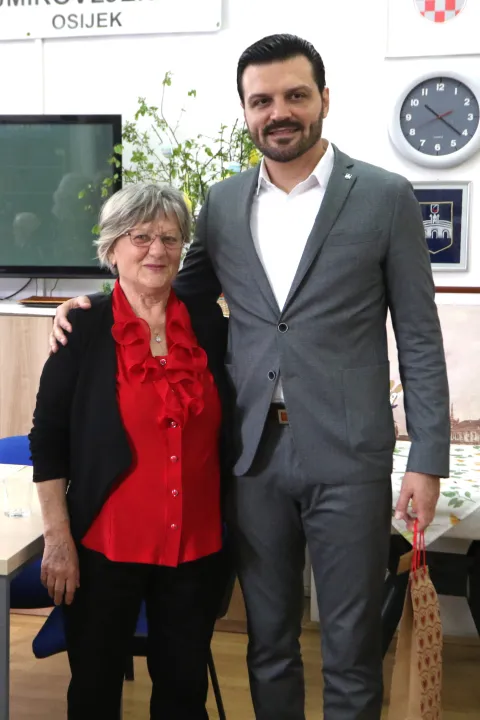 Osijek,02. 04. 2026, Županisjka 11. Dnevni boravak za umirovljenike. Sportsko - rekreativni turnir Udruge aktivnih umirovljenika Osijek. Posjetio ih je Dragan Vulin i dodjelio medalje sudionicim turnira. Jelena Dodig i Dragan Vulin.snimio GOJKO MITIĆ