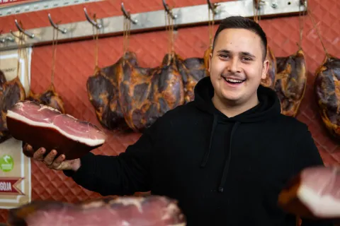 Osijek, 2. 4. 2026., TržnicaMali mesar; Tržnica; ponuda; kupovina; voće; povrće; kupci; potro&scaron;ači; namirnice; nabavka; cijene; biljke