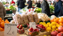 Osijek, 2. 4. 2026., TržnicaTržnica; ponuda; kupovina; voće; povrće; kupci; potro&scaron;ači; namirnice; nabavka; cijene; biljke; orasi