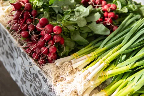 Osijek, 2. 4. 2026., TržnicaTržnica; ponuda; kupovina; voće; povrće; kupci; potro&scaron;ači; namirnice; nabavka; cijene; biljke; rotkvica; mladi luk